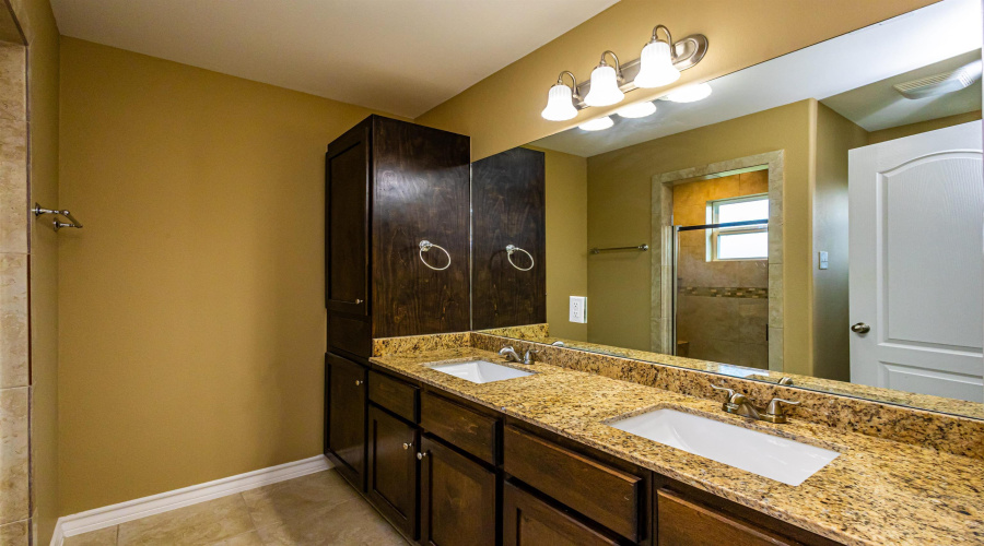 513 Graneros Ave., Laredo, Texas 78046, 3 Bedrooms Bedrooms, 5 Rooms Rooms,2 BathroomsBathrooms,Residential,For Sale,513 Graneros Ave.,20262938