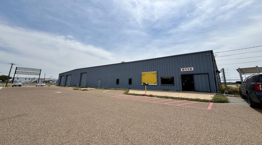 8115 Las Cruces Dr, Laredo, Texas 78045, 1 Bedroom Bedrooms, 11 Rooms Rooms,1 BathroomBathrooms,Commercial/industrial,For Rent,8115 Las Cruces Dr,20262935