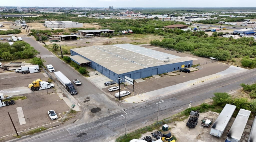 8115 Las Cruces Dr, Laredo, Texas 78045, 1 Bedroom Bedrooms, 11 Rooms Rooms,1 BathroomBathrooms,Commercial/industrial,For Rent,8115 Las Cruces Dr,20262935