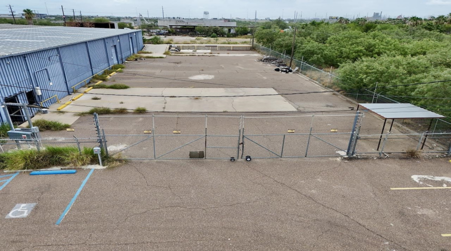 8115 Las Cruces Dr, Laredo, Texas 78045, 1 Bedroom Bedrooms, 11 Rooms Rooms,1 BathroomBathrooms,Commercial/industrial,For Rent,8115 Las Cruces Dr,20262935