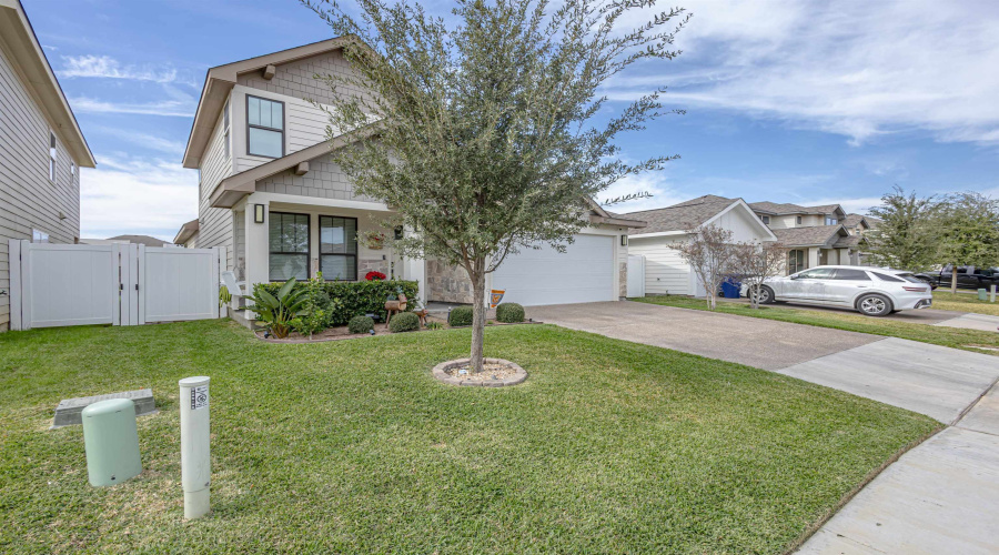 1316 Sambar Lp, Laredo, Texas 78045, 5 Bedrooms Bedrooms, 9 Rooms Rooms,3 BathroomsBathrooms,Residential,For Sale,1316 Sambar Lp,20262943