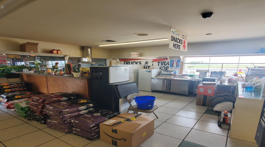 3001 E Saunders St, Laredo, Texas 78043, 1 Room Rooms,2 BathroomsBathrooms,Commercial retail/office,For Sale,3001 E Saunders St,20262965