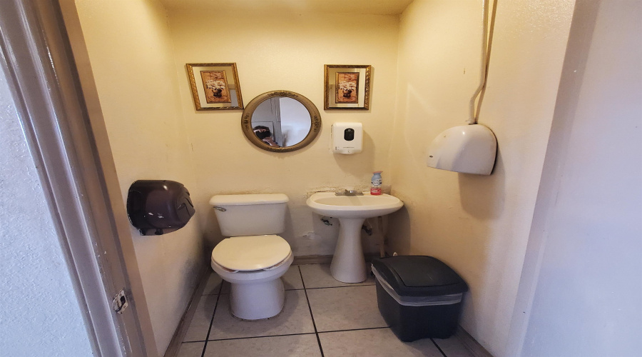 3001 E Saunders St, Laredo, Texas 78043, 1 Room Rooms,2 BathroomsBathrooms,Commercial retail/office,For Sale,3001 E Saunders St,20262965