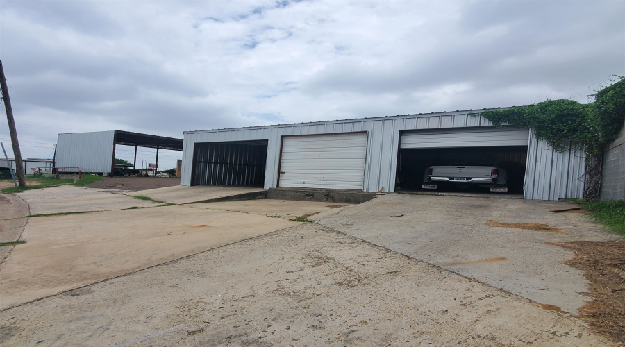 3001 E Saunders St, Laredo, Texas 78043, 1 Room Rooms,2 BathroomsBathrooms,Commercial retail/office,For Sale,3001 E Saunders St,20262965