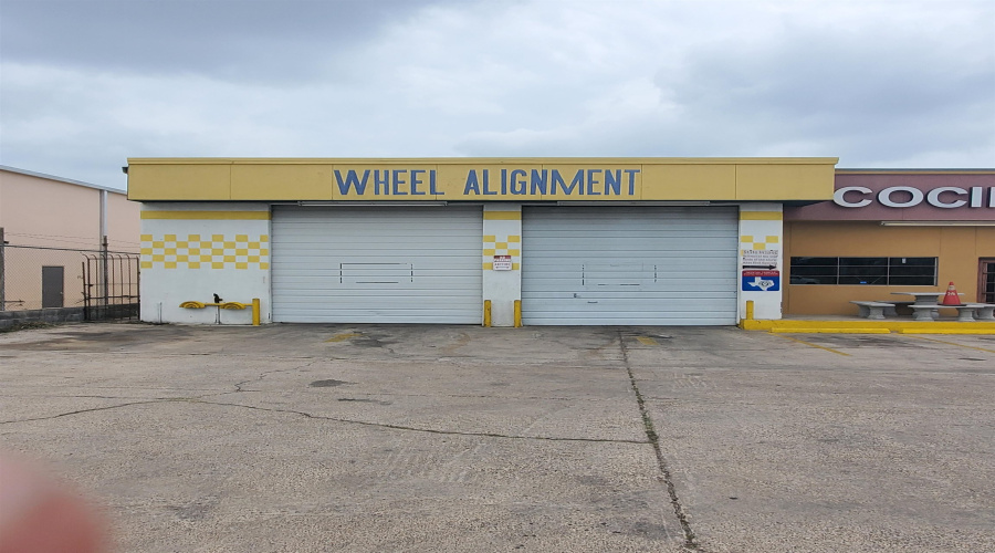 3001 E Saunders St, Laredo, Texas 78043, 1 Room Rooms,2 BathroomsBathrooms,Commercial retail/office,For Sale,3001 E Saunders St,20262965