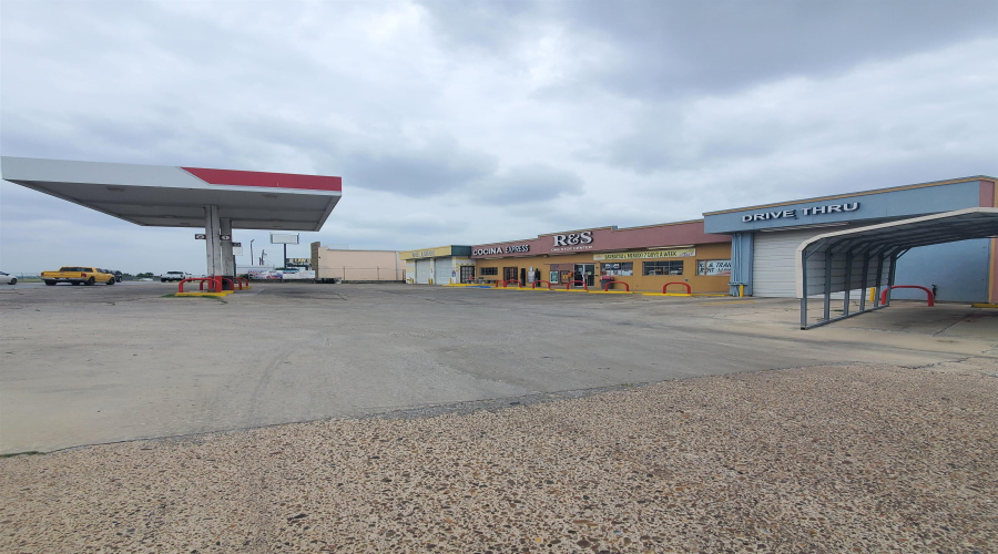 3001 E Saunders St, Laredo, Texas 78043, 1 Room Rooms,2 BathroomsBathrooms,Commercial retail/office,For Sale,3001 E Saunders St,20262965