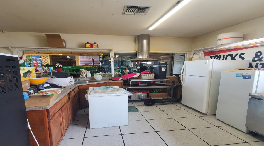 3001 E Saunders St, Laredo, Texas 78043, 1 Room Rooms,2 BathroomsBathrooms,Commercial retail/office,For Sale,3001 E Saunders St,20262965