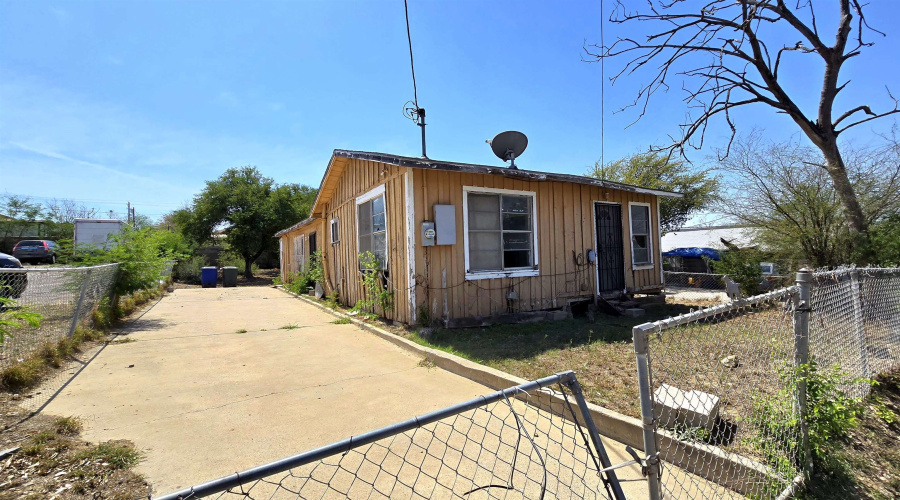 605 Lyon St, Laredo, Texas 78040-5249, 3 Bedrooms Bedrooms, 5 Rooms Rooms,1 BathroomBathrooms,Residential,For Sale,605 Lyon St,20262961