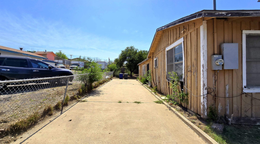 605 Lyon St, Laredo, Texas 78040-5249, 3 Bedrooms Bedrooms, 5 Rooms Rooms,1 BathroomBathrooms,Residential,For Sale,605 Lyon St,20262961