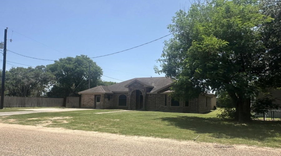 1407 N Cedar Ave, Hebbronville, Texas 78361, 4 Bedrooms Bedrooms, 7 Rooms Rooms,2 BathroomsBathrooms,Residential,For Sale,1407 N Cedar Ave,20262962