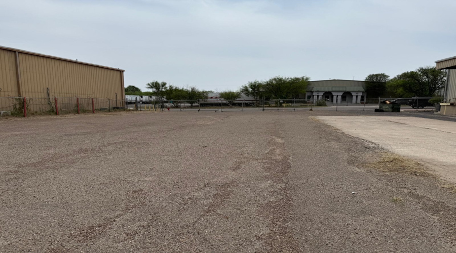 117 Flecha Ln, Laredo, Texas 78045, 1 Bedroom Bedrooms, 6 Rooms Rooms,3 BathroomsBathrooms,Commercial/industrial,For Rent,117 Flecha Ln,20262971