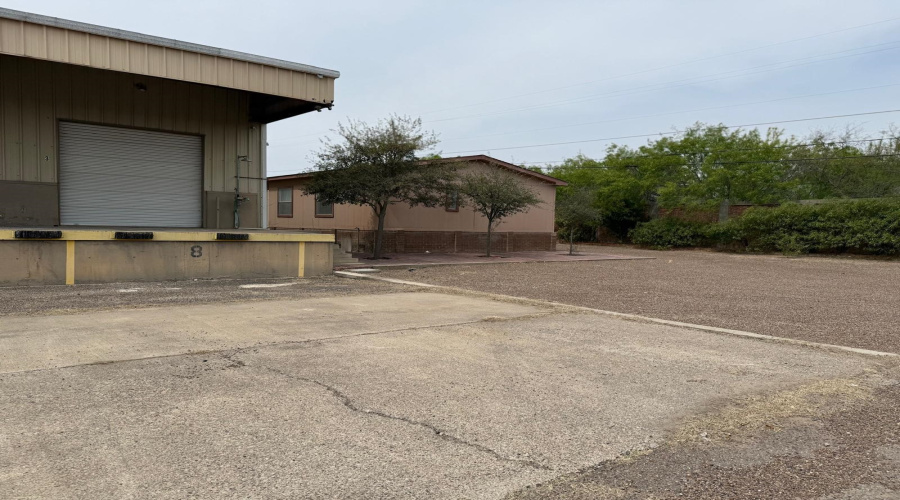 117 Flecha Ln, Laredo, Texas 78045, 1 Bedroom Bedrooms, 6 Rooms Rooms,3 BathroomsBathrooms,Commercial/industrial,For Rent,117 Flecha Ln,20262971