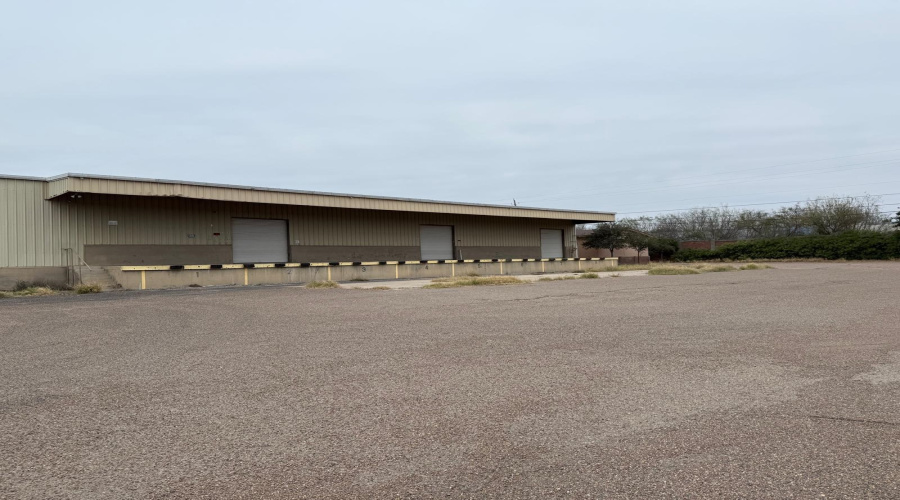117 Flecha Ln, Laredo, Texas 78045, 1 Bedroom Bedrooms, 6 Rooms Rooms,3 BathroomsBathrooms,Commercial/industrial,For Rent,117 Flecha Ln,20262971