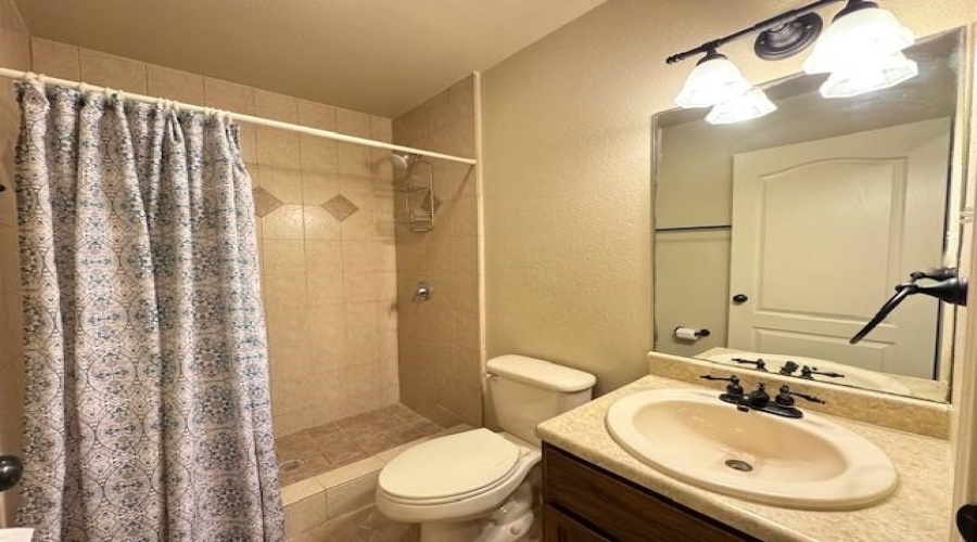 5410 Marcella Ave, Laredo, Texas 78041, 2 Bedrooms Bedrooms, 5 Rooms Rooms,2 BathroomsBathrooms,Residential,For Rent,5410 Marcella Ave,20262986