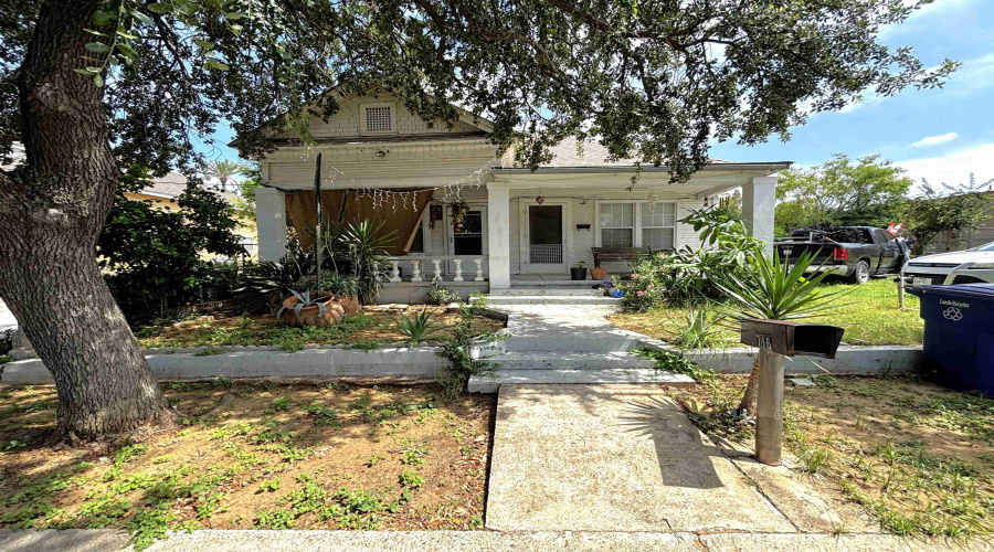 716 Laredo St, Laredo, Texas 78040, 3 Bedrooms Bedrooms, 6 Rooms Rooms,1 BathroomBathrooms,Residential,For Sale,716 Laredo St,20262990