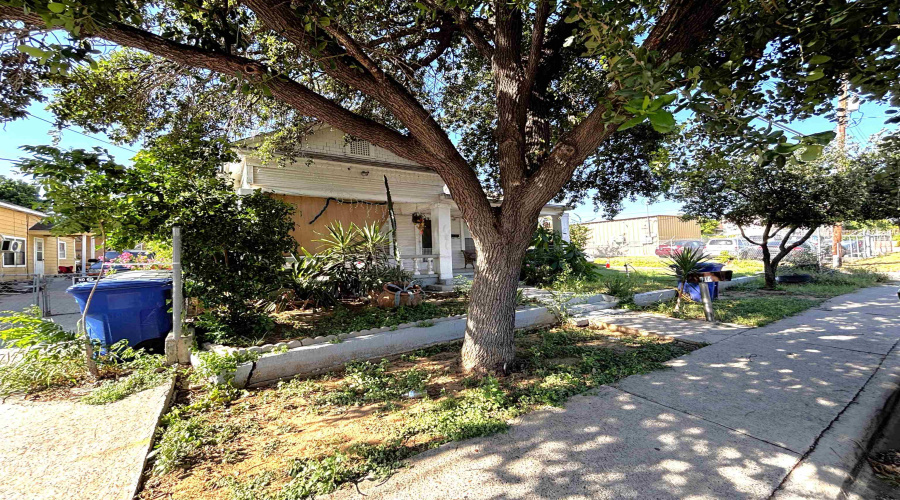 716 Laredo St, Laredo, Texas 78040, 3 Bedrooms Bedrooms, 6 Rooms Rooms,1 BathroomBathrooms,Residential,For Sale,716 Laredo St,20262990