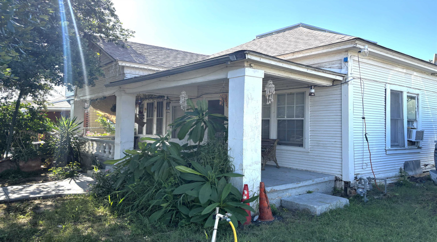 716 Laredo St, Laredo, Texas 78040, 3 Bedrooms Bedrooms, 6 Rooms Rooms,1 BathroomBathrooms,Residential,For Sale,716 Laredo St,20262990