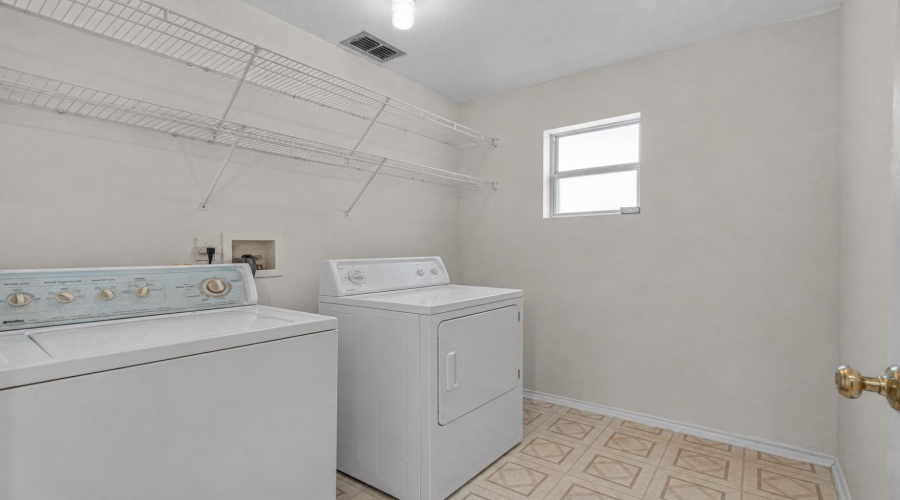 2407 N Ejido Ave, Laredo, Texas 78043-1920, 3 Bedrooms Bedrooms, 5 Rooms Rooms,2 BathroomsBathrooms,Residential,For Sale,2407 N Ejido Ave,20262997