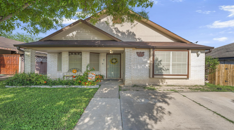 2407 N Ejido Ave, Laredo, Texas 78043-1920, 3 Bedrooms Bedrooms, 5 Rooms Rooms,2 BathroomsBathrooms,Residential,For Sale,2407 N Ejido Ave,20262997