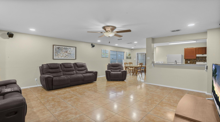 2407 N Ejido Ave, Laredo, Texas 78043-1920, 3 Bedrooms Bedrooms, 5 Rooms Rooms,2 BathroomsBathrooms,Residential,For Sale,2407 N Ejido Ave,20262997