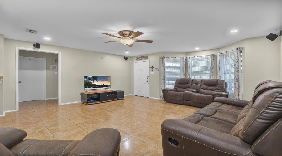 2407 N Ejido Ave, Laredo, Texas 78043-1920, 3 Bedrooms Bedrooms, 5 Rooms Rooms,2 BathroomsBathrooms,Residential,For Sale,2407 N Ejido Ave,20262997