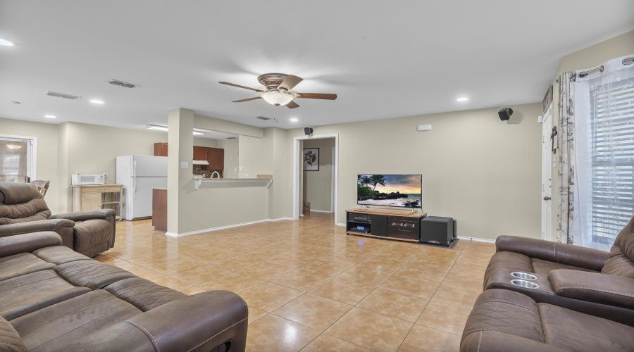 2407 N Ejido Ave, Laredo, Texas 78043-1920, 3 Bedrooms Bedrooms, 5 Rooms Rooms,2 BathroomsBathrooms,Residential,For Sale,2407 N Ejido Ave,20262997