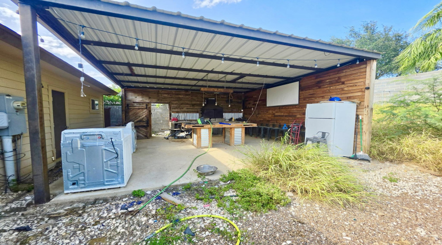 114 Los Fresnos Lp, Laredo, Texas 78046, 3 Bedrooms Bedrooms, 4 Rooms Rooms,2 BathroomsBathrooms,Residential,For Sale,114 Los Fresnos Lp,20263000