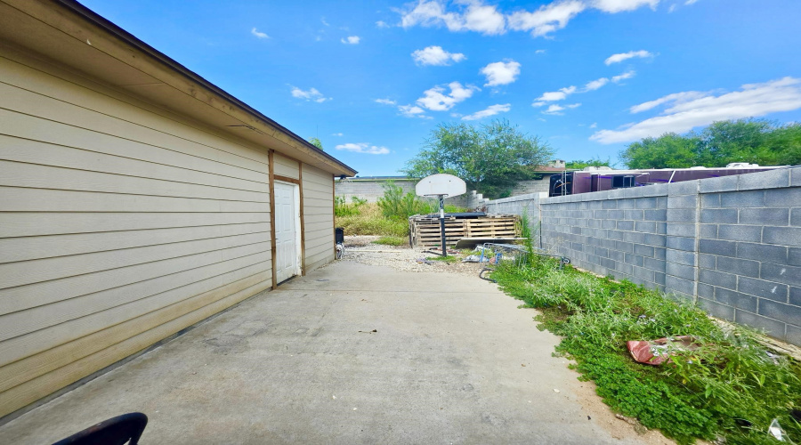 114 Los Fresnos Lp, Laredo, Texas 78046, 3 Bedrooms Bedrooms, 4 Rooms Rooms,2 BathroomsBathrooms,Residential,For Sale,114 Los Fresnos Lp,20263000