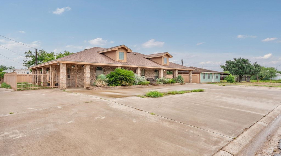 1302 Col. Antonio Zapata Avenue, ZAPATA, Texas 78076, 2 Bedrooms Bedrooms, 4 Rooms Rooms,1 BathroomBathrooms,Residential,For Sale,1302 Col. Antonio Zapata Avenue,20263005