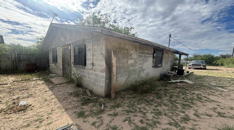 402 Hernandez, El Cenizo, Texas 78046, 1 Bedroom Bedrooms, 4 Rooms Rooms,1 BathroomBathrooms,Residential,For Sale,402 Hernandez,20263010
