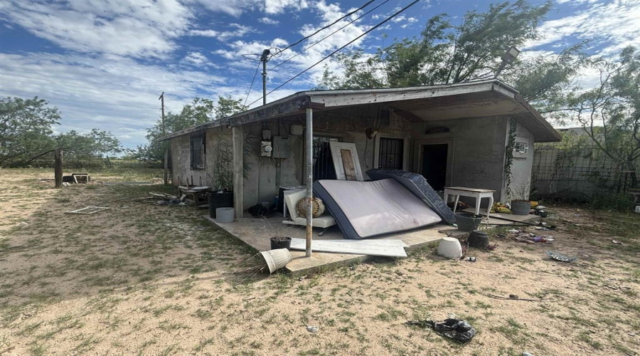 402 Hernandez, El Cenizo, Texas 78046, 1 Bedroom Bedrooms, 4 Rooms Rooms,1 BathroomBathrooms,Residential,For Sale,402 Hernandez,20263010