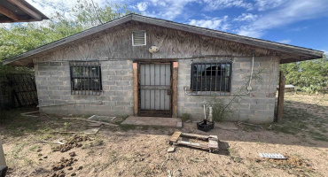 402 Hernandez, El Cenizo, Texas 78046, 1 Bedroom Bedrooms, 4 Rooms Rooms,1 BathroomBathrooms,Residential,For Sale,402 Hernandez,20263010