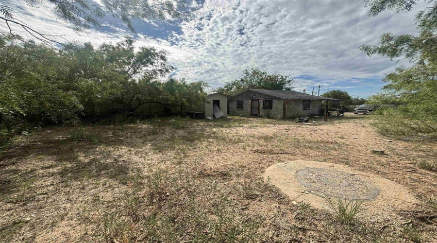402 Hernandez, El Cenizo, Texas 78046, 1 Bedroom Bedrooms, 4 Rooms Rooms,1 BathroomBathrooms,Residential,For Sale,402 Hernandez,20263010