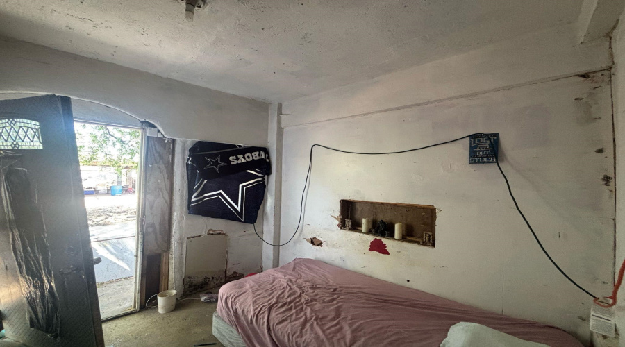 2206 S Smith Ave, Laredo, Texas 78046, 2 Bedrooms Bedrooms, 5 Rooms Rooms,1 BathroomBathrooms,Residential,For Sale,2206 S Smith Ave,20263011