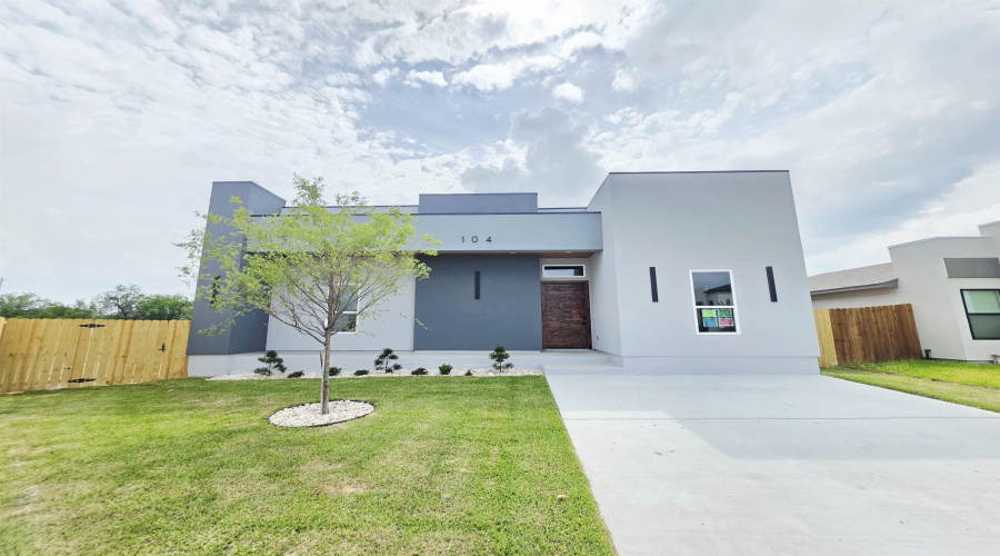 104 Gillian Dr., Laredo, Texas 78043, 3 Bedrooms Bedrooms, 4 Rooms Rooms,3 BathroomsBathrooms,Residential,For Sale,104 Gillian Dr.,20263018