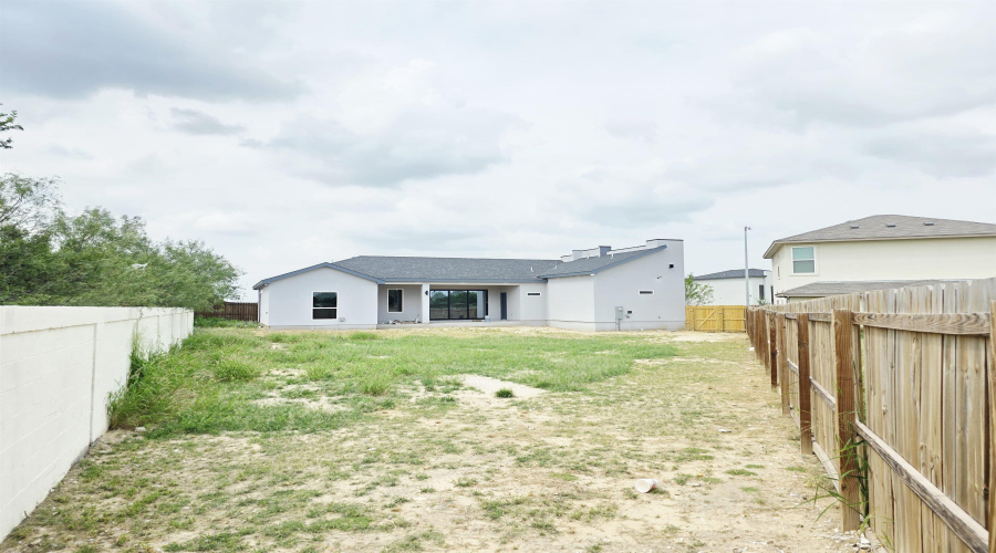 104 Gillian Dr., Laredo, Texas 78043, 3 Bedrooms Bedrooms, 4 Rooms Rooms,3 BathroomsBathrooms,Residential,For Sale,104 Gillian Dr.,20263018