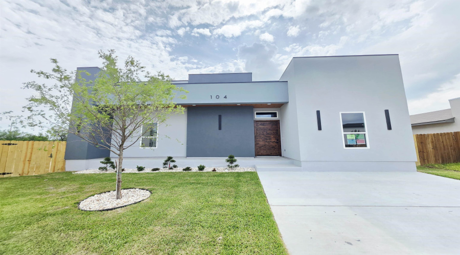 104 Gillian Dr., Laredo, Texas 78043, 3 Bedrooms Bedrooms, 4 Rooms Rooms,3 BathroomsBathrooms,Residential,For Sale,104 Gillian Dr.,20263018