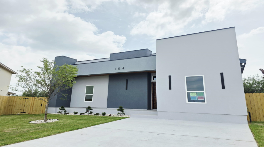 104 Gillian Dr., Laredo, Texas 78043, 3 Bedrooms Bedrooms, 4 Rooms Rooms,3 BathroomsBathrooms,Residential,For Sale,104 Gillian Dr.,20263018