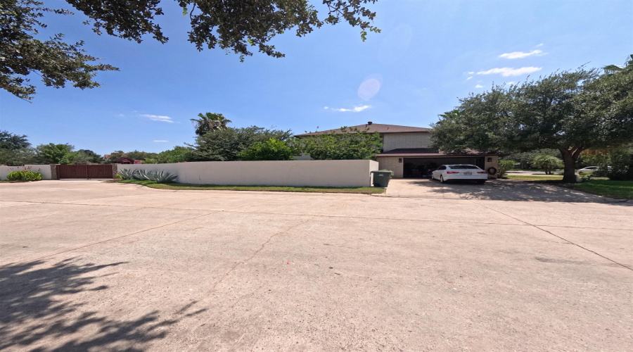 1217 Lyles Lp, Laredo, Texas 78045, 4 Bedrooms Bedrooms, 9 Rooms Rooms,3 BathroomsBathrooms,Residential,For Sale,1217 Lyles Lp,20263019