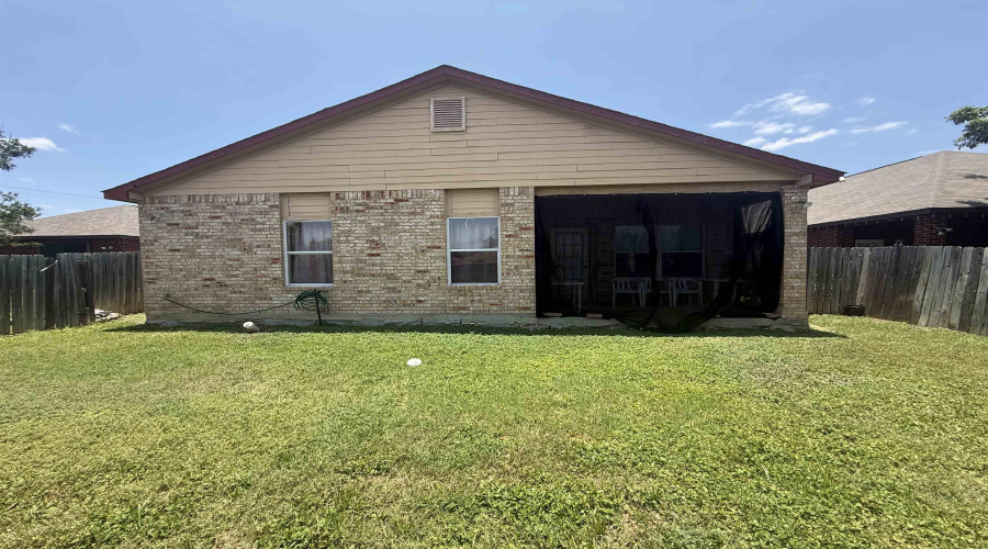 1718 Denmark Ln, laredo, Texas 78045-1111, 4 Bedrooms Bedrooms, 8 Rooms Rooms,2 BathroomsBathrooms,Residential,For Sale,1718 Denmark Ln,20263020
