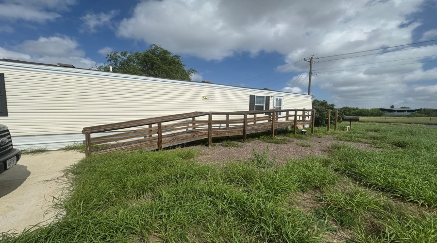 708 BIGLEAF DR., Laredo, Texas 78046, 3 Bedrooms Bedrooms, 4 Rooms Rooms,2 BathroomsBathrooms,Residential,For Sale,708 BIGLEAF DR.,20263039