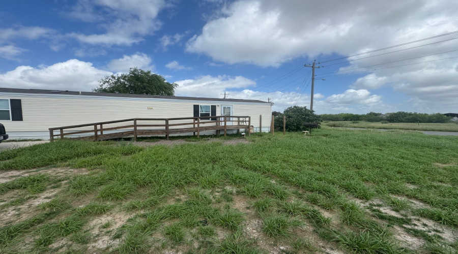 708 BIGLEAF DR., Laredo, Texas 78046, 3 Bedrooms Bedrooms, 4 Rooms Rooms,2 BathroomsBathrooms,Residential,For Sale,708 BIGLEAF DR.,20263039