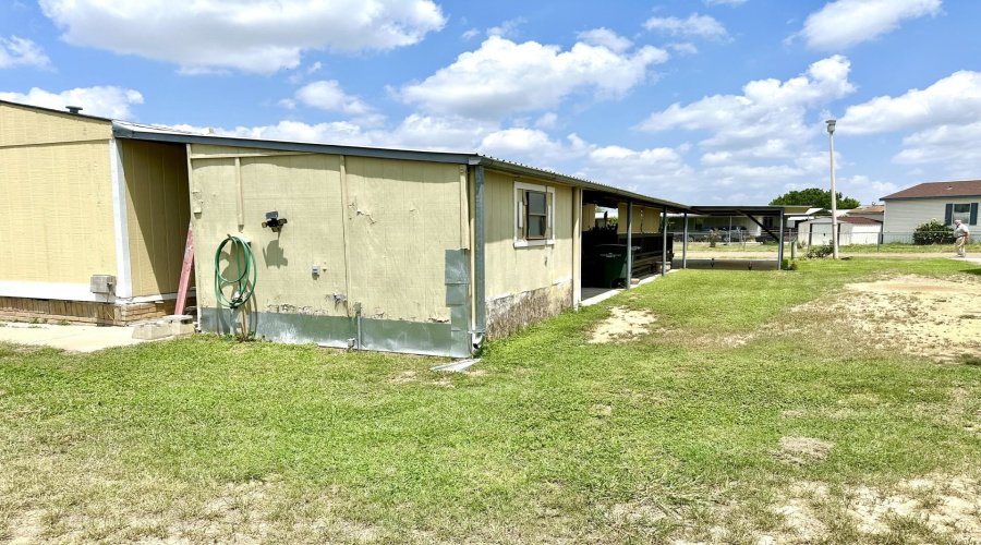 142 Sunshine Ln., ZAPATA, Texas 78076-3920, 2 Bedrooms Bedrooms, 4 Rooms Rooms,2 BathroomsBathrooms,Residential,For Sale,142 Sunshine Ln.,20263040
