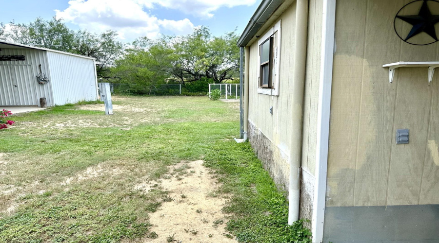 142 Sunshine Ln., ZAPATA, Texas 78076-3920, 2 Bedrooms Bedrooms, 4 Rooms Rooms,2 BathroomsBathrooms,Residential,For Sale,142 Sunshine Ln.,20263040