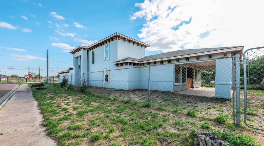 220 Ash St, Laredo, Tx 78040, Texas 78040, 5 Bedrooms Bedrooms, 7 Rooms Rooms,3 BathroomsBathrooms,Residential,For Sale,220 Ash St,20263044