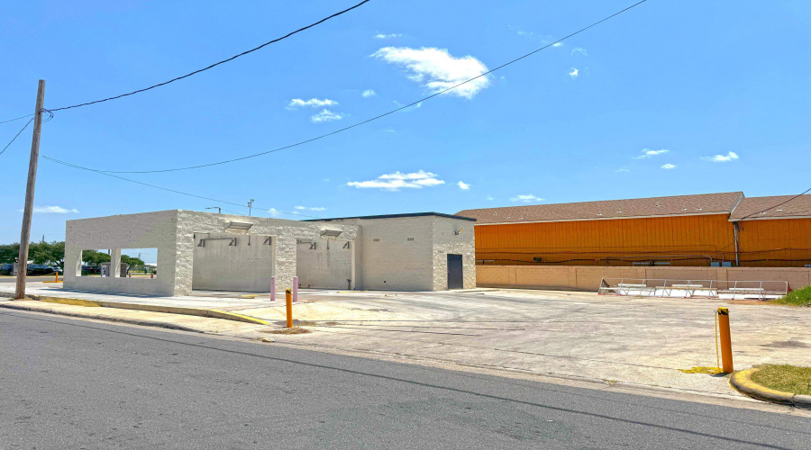 2501 E Saunders St, Laredo, Texas 78041, ,1 BathroomBathrooms,Commercial retail/office,For Rent,2501 E Saunders St,20263053