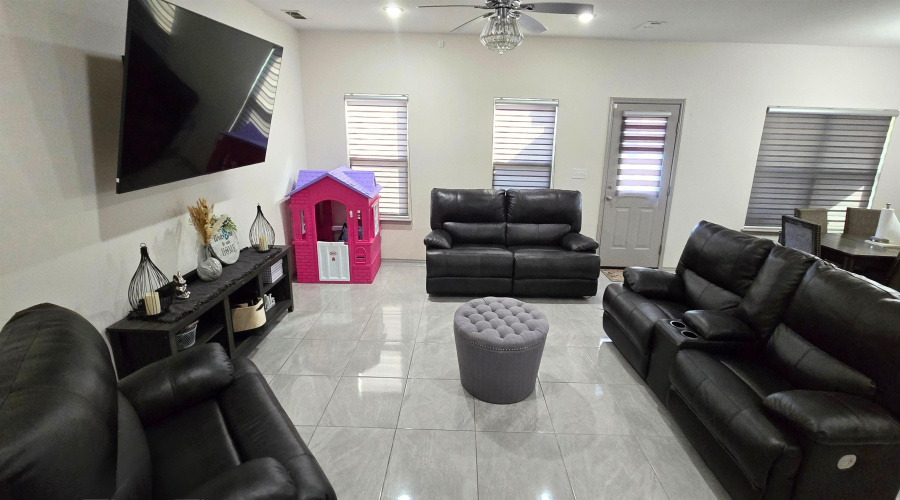 1620 Brownwood St., Laredo, Texas 78046, 3 Bedrooms Bedrooms, 6 Rooms Rooms,2 BathroomsBathrooms,Residential,For Sale,1620 Brownwood St.,20263045