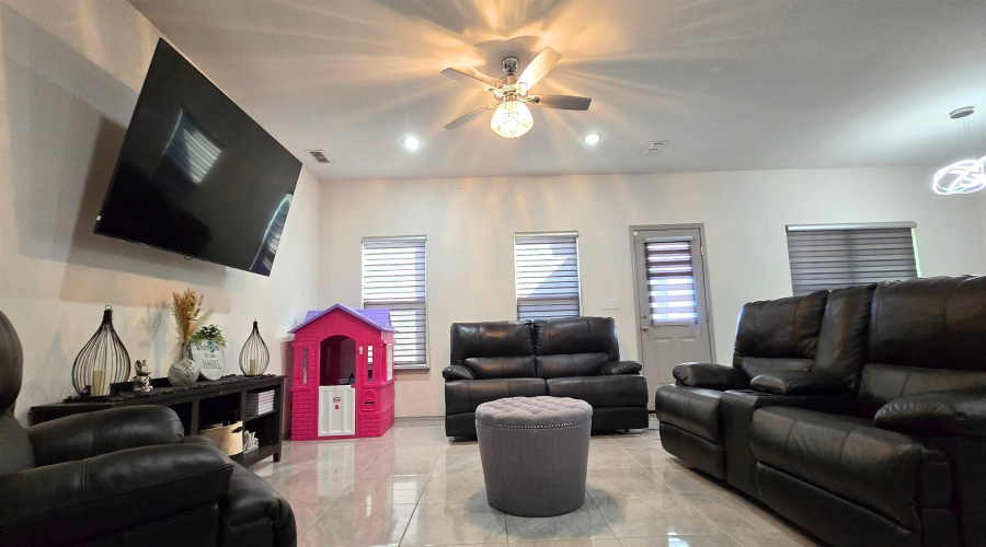 1620 Brownwood St., Laredo, Texas 78046, 3 Bedrooms Bedrooms, 6 Rooms Rooms,2 BathroomsBathrooms,Residential,For Sale,1620 Brownwood St.,20263045