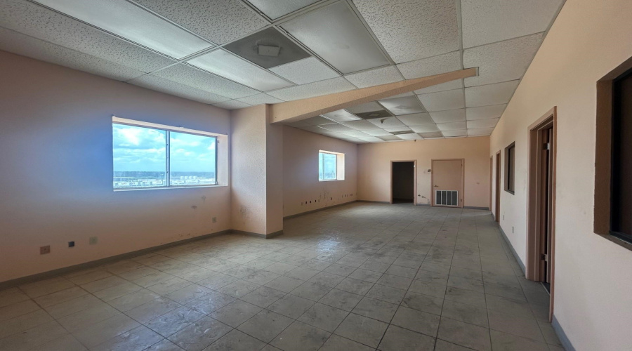 4425 Pan American Blvd, LAREDO, Texas 78045, 1 Bedroom Bedrooms, 11 Rooms Rooms,4 BathroomsBathrooms,Commercial/industrial,For Rent,4425 Pan American Blvd,20263047
