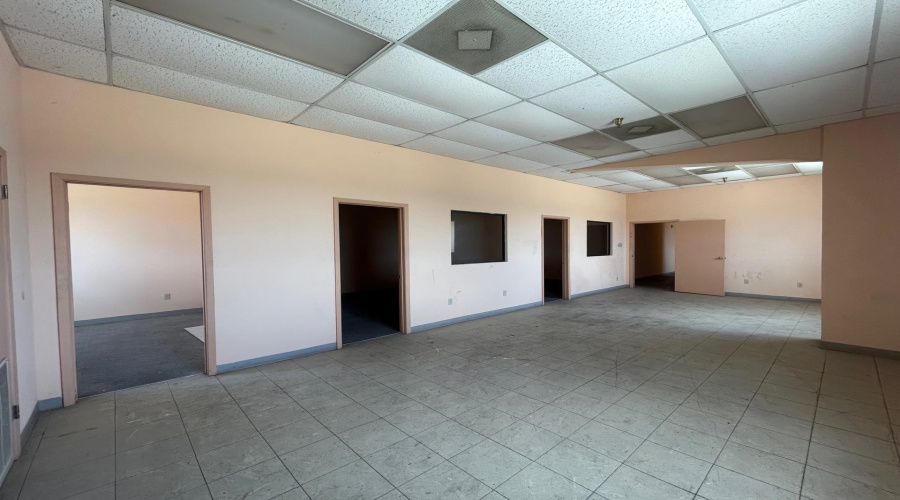 4425 Pan American Blvd, LAREDO, Texas 78045, 1 Bedroom Bedrooms, 11 Rooms Rooms,4 BathroomsBathrooms,Commercial/industrial,For Rent,4425 Pan American Blvd,20263047